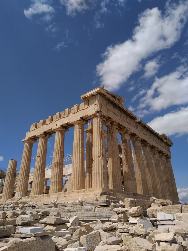 Le Parthénon sous un ciel bleu clair.