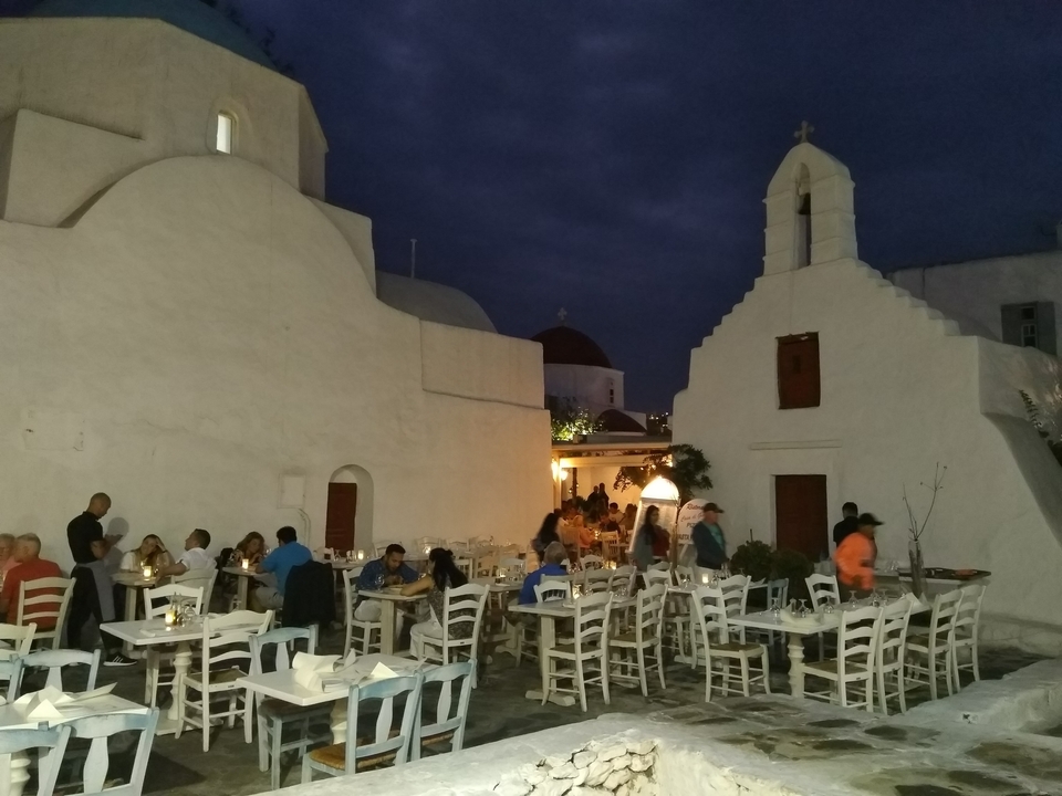 Configuration de restaurant en plein air dans un cadre de soirée.