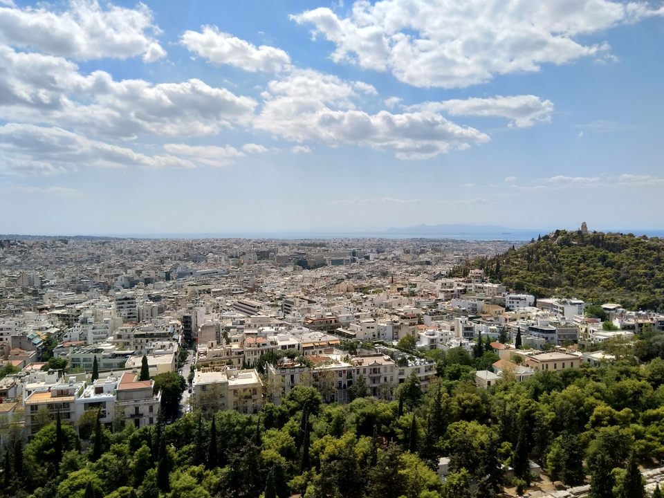Vue urbaine avec bâtiments et mer.