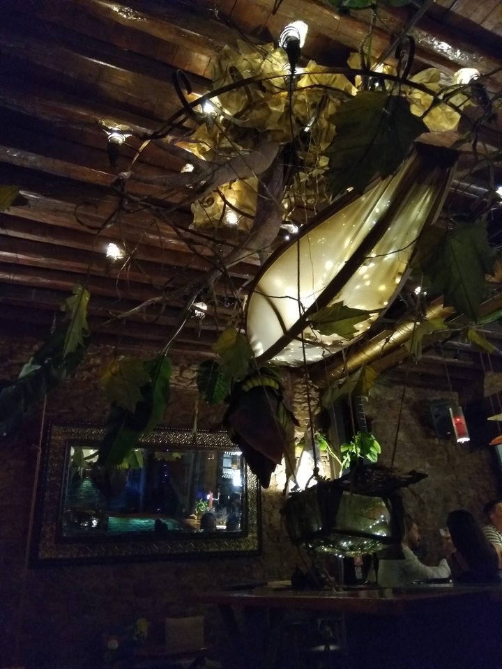 Intérieur d'un restaurant faiblement éclairé avec des décorations.