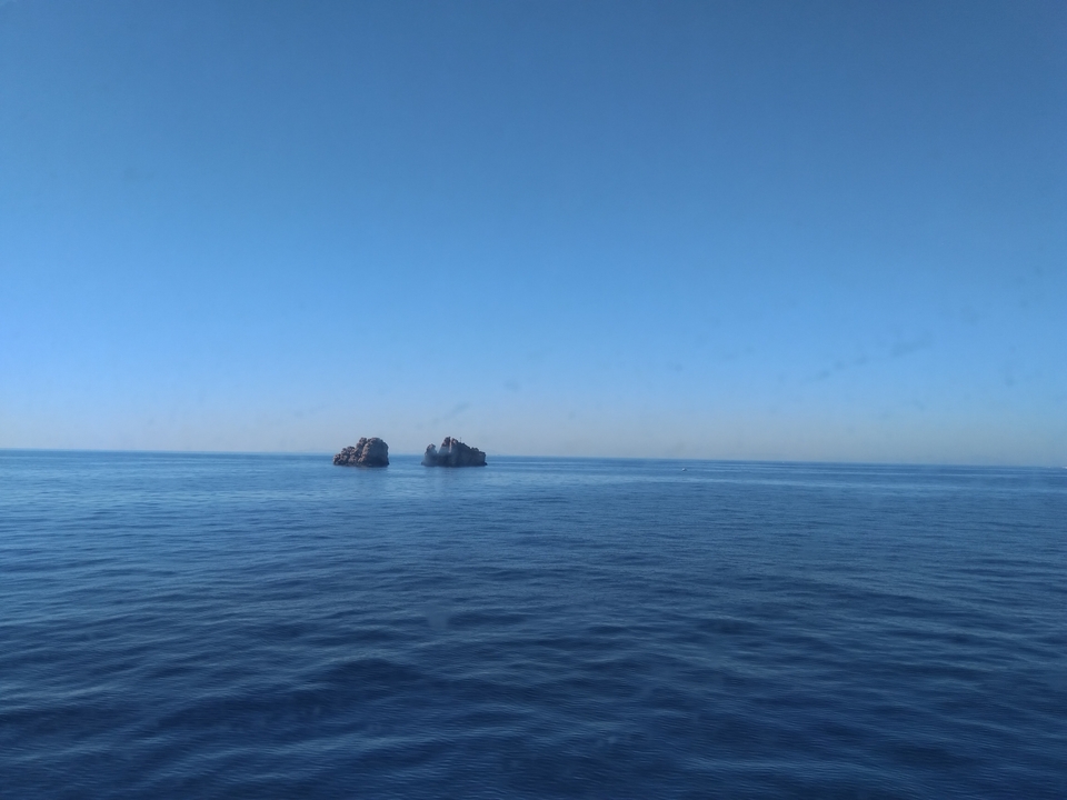 Vue sur l'océan avec deux petites îles.