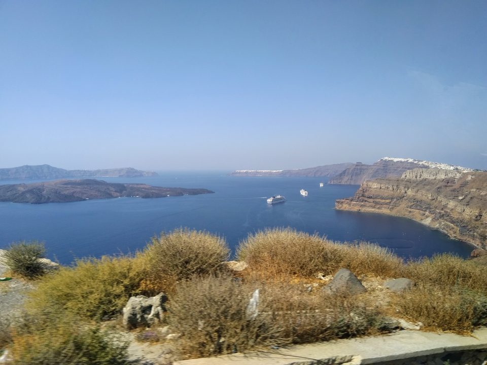 Vue côtière avec navires de croisière et îles.