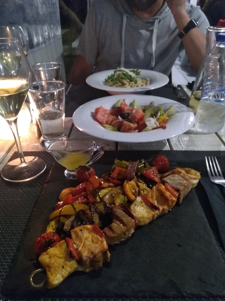 Table dressée avec des plats colorés.