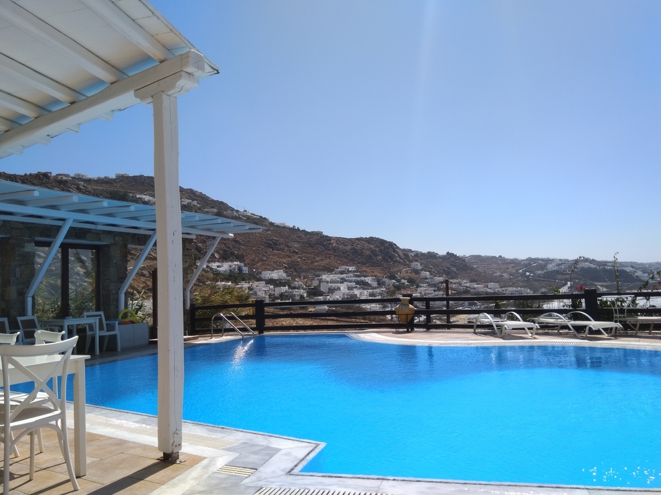 Piscine avec vue sur les collines.