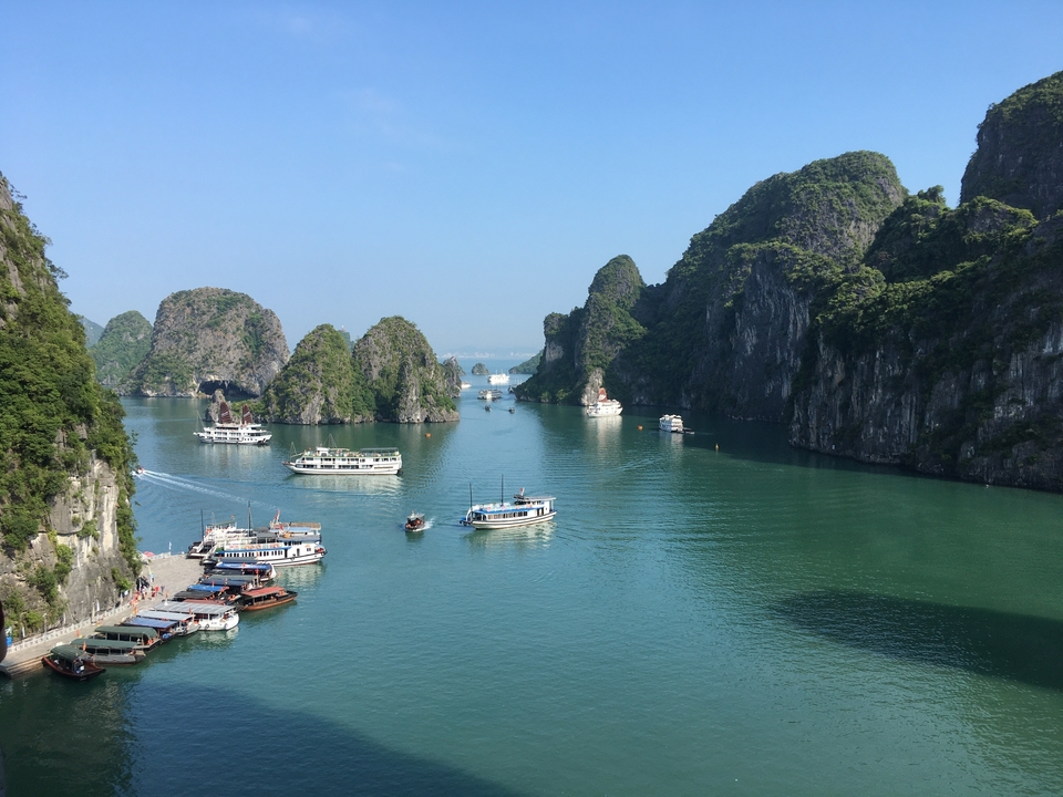 Bateaux naviguant dans la baie d'Halong entourés d'îles calcaires