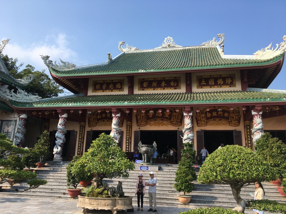 Entrée décorative d'un temple à l'architecture complexe