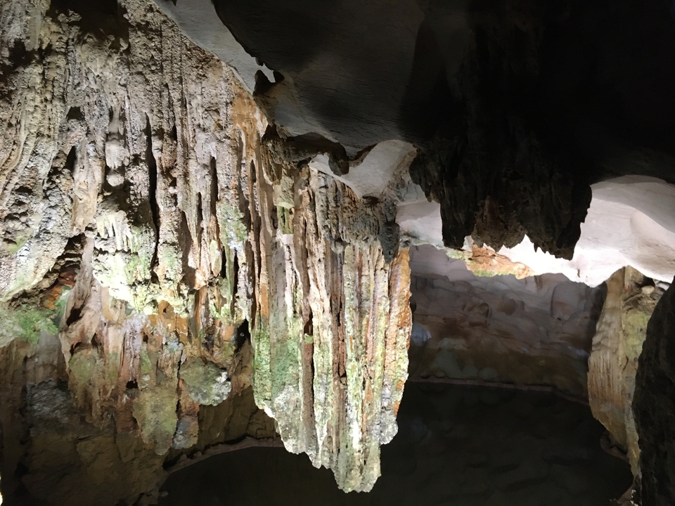Intérieur d'une grotte avec stalactites et stalagmites