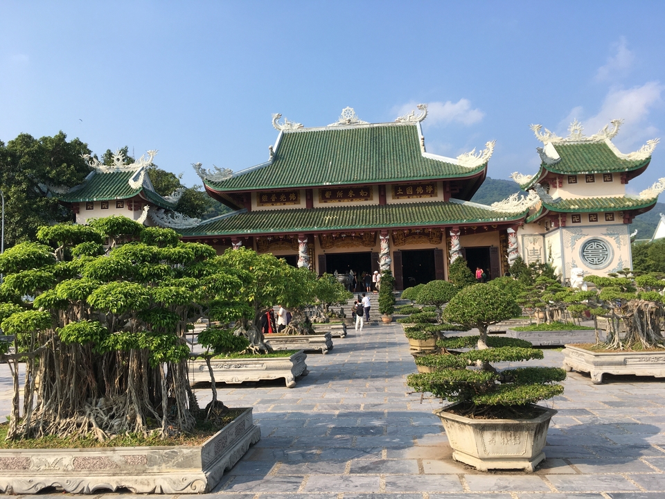 Grand temple avec des détails complexes et des bonsaïs