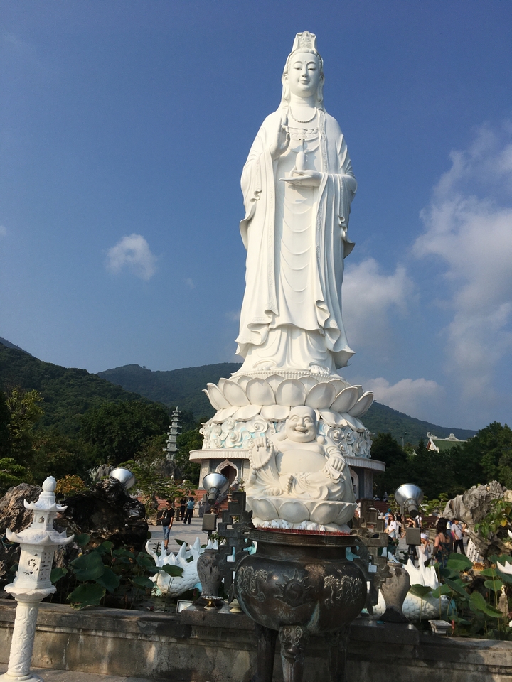 Grande statue de Bouddha avec de plus petites sculptures devant