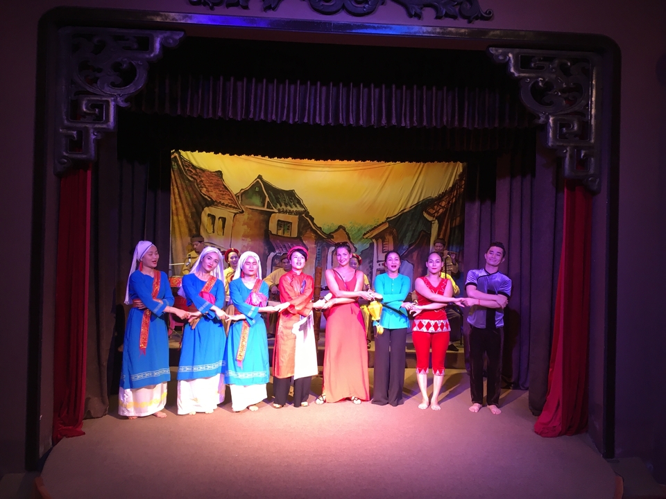 Groupe d'artistes sur scène en costumes traditionnels