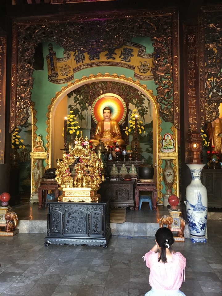Sanctuaire coloré avec une statue de Bouddha et des offrandes