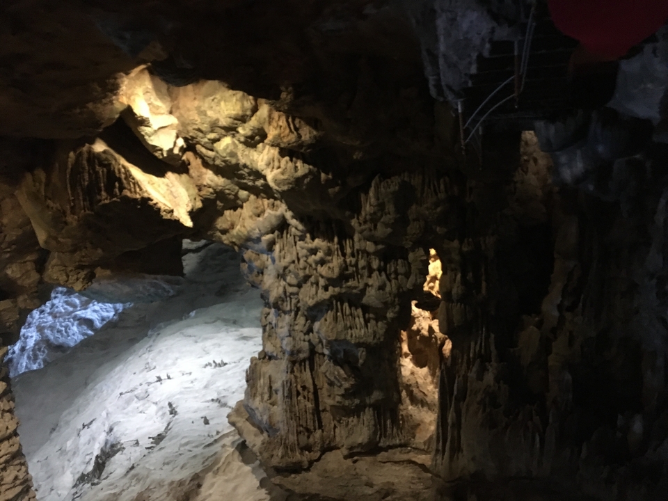 Intérieur d'une grotte faiblement éclairée avec des stalactites