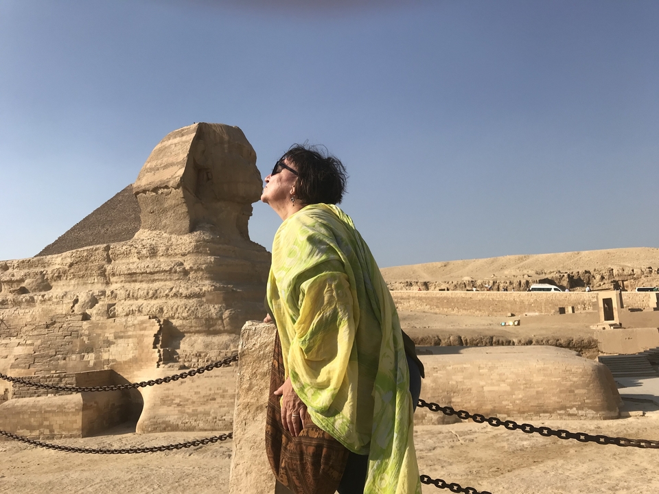 Une personne semblant embrasser le Grand Sphinx dans une prise de vue en illusion d'optique.