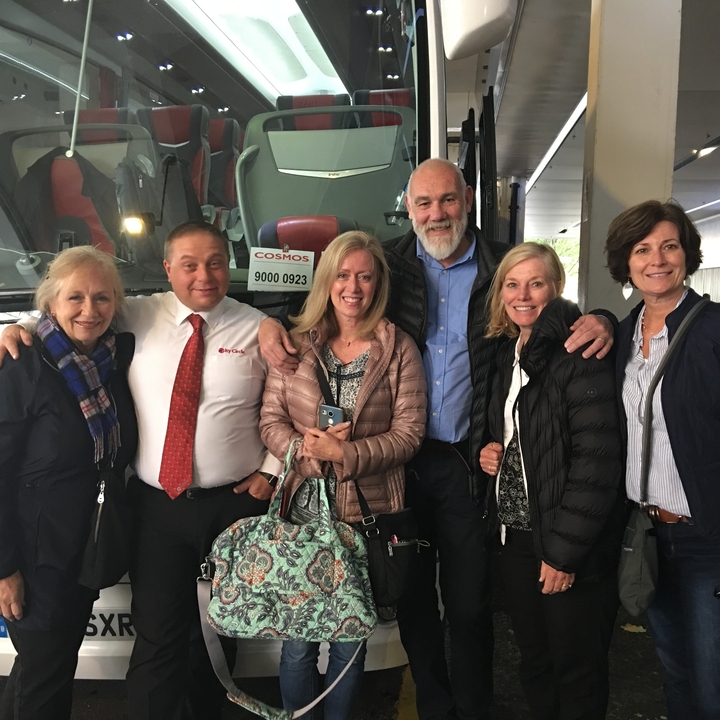 Photo de groupe devant un autocar de tourisme.
