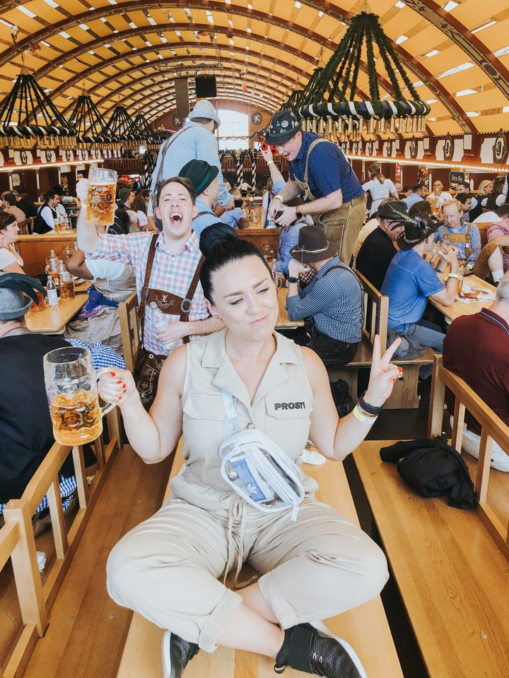 Une femme qui savoure une bière à l'intérieur d'une tente de l'Oktoberfest.