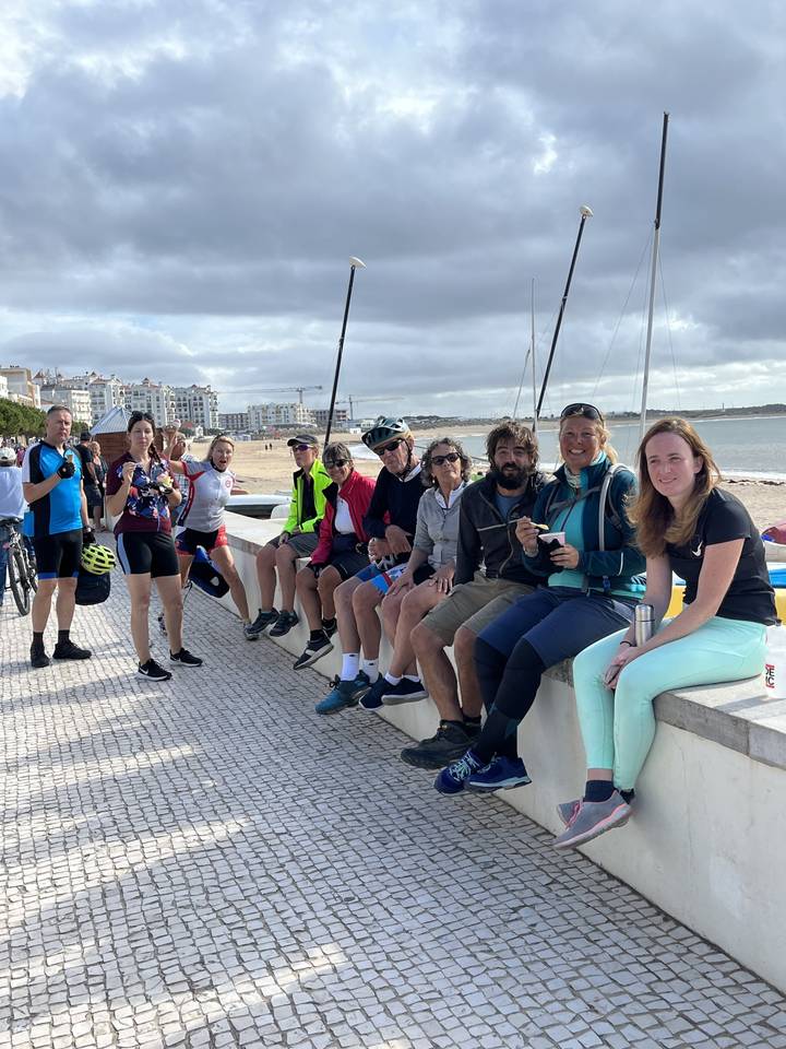 Groupe de cyclistes assis ensemble.