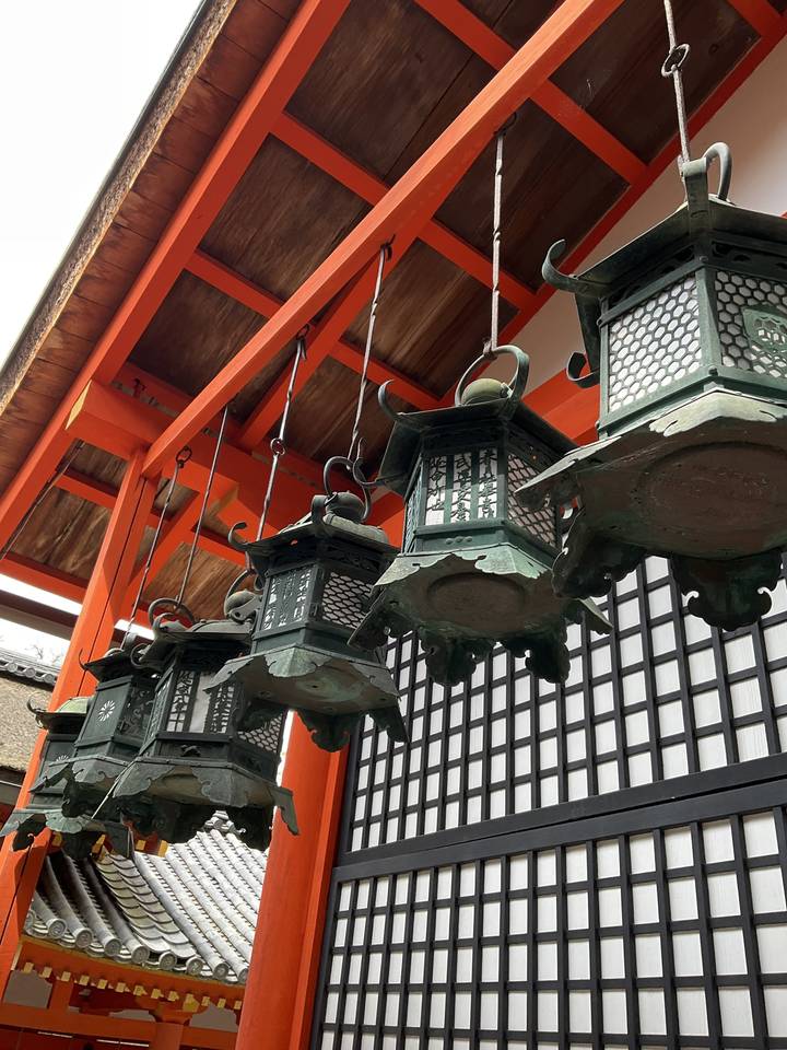 Lanternes décoratives suspendues à une structure au design traditionnel.