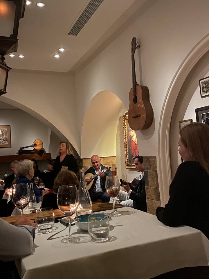 Zone de restauration avec un musicien en arrière-plan.