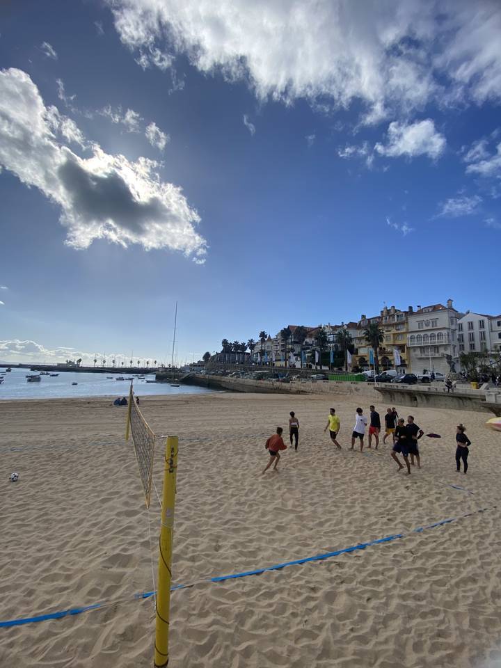 Jeu de volley-ball de plage avec des joueurs.