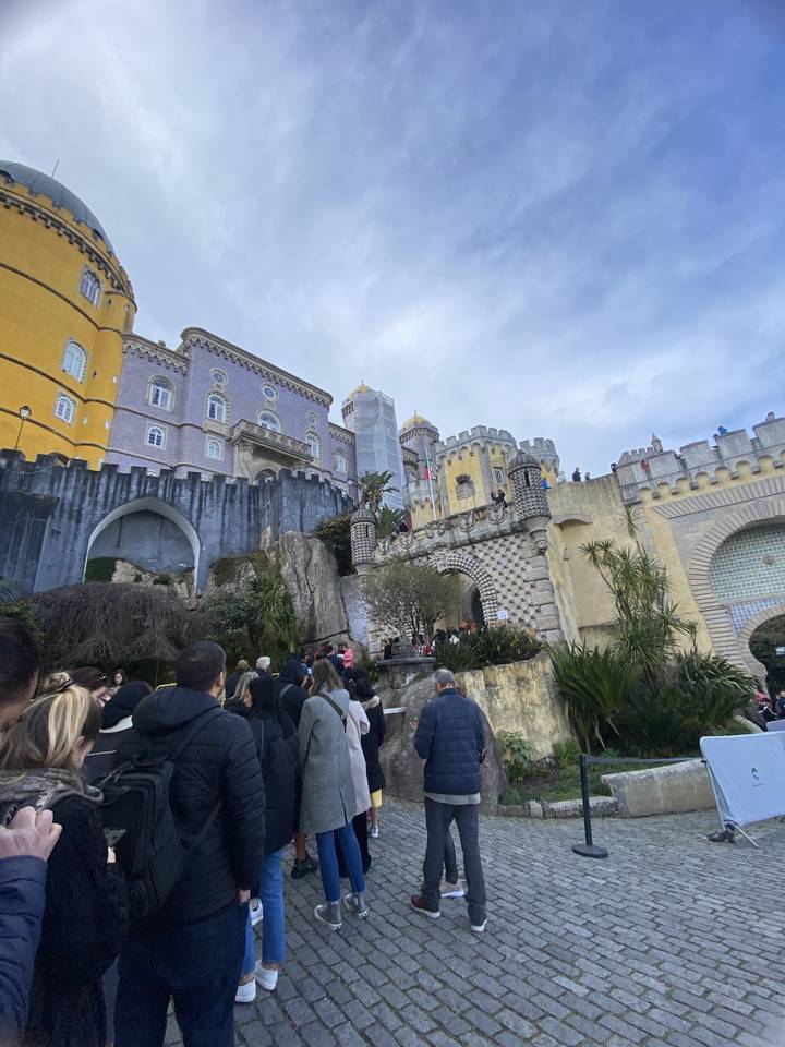 Foule de gens sur un site historique.