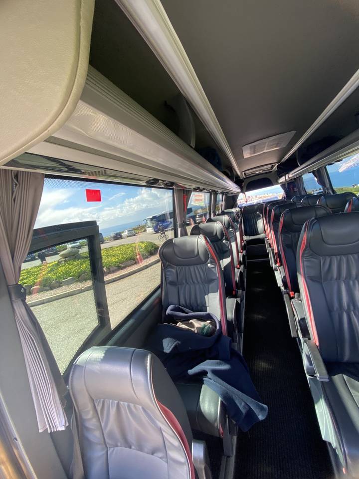 Intérieur d'un autocar avec des sièges.