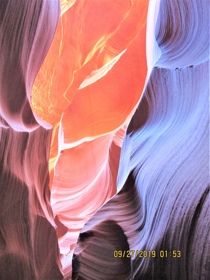 Vue colorée et abstraite des parois du canyon avec une lumière brillante.