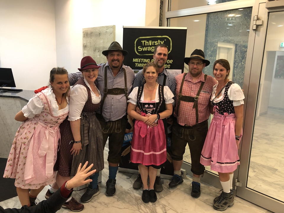 Groupe de personnes portant des vêtements traditionnels bavarois lors d'un événement.