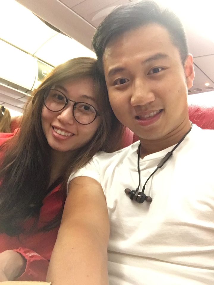 Deux personnes souriantes à l'intérieur d'un avion.