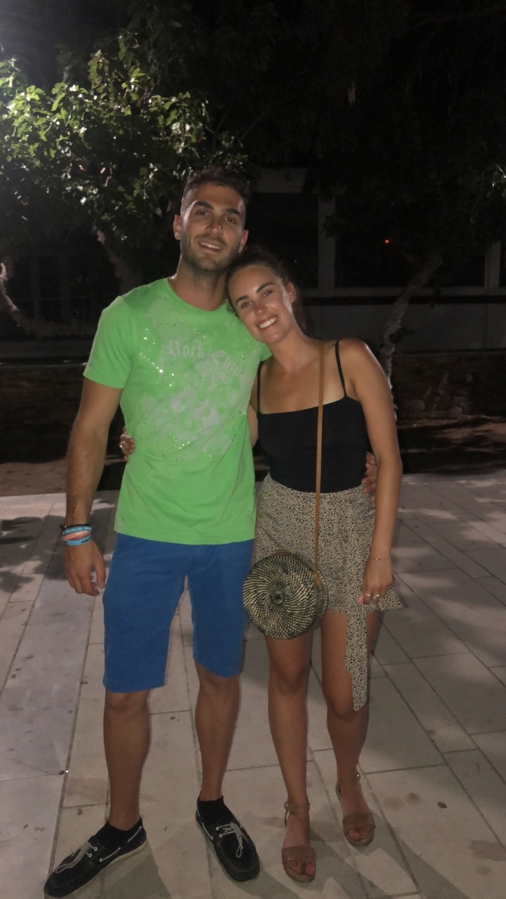 Couple posant pour une photo la nuit.