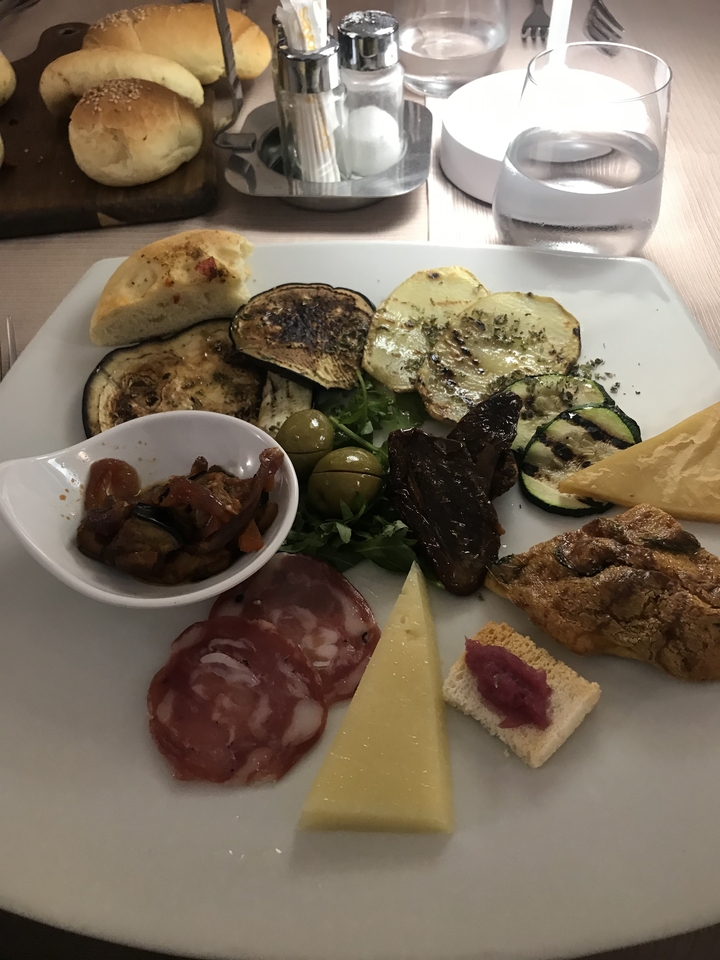 Un plateau d'antipasti italiens assortis.