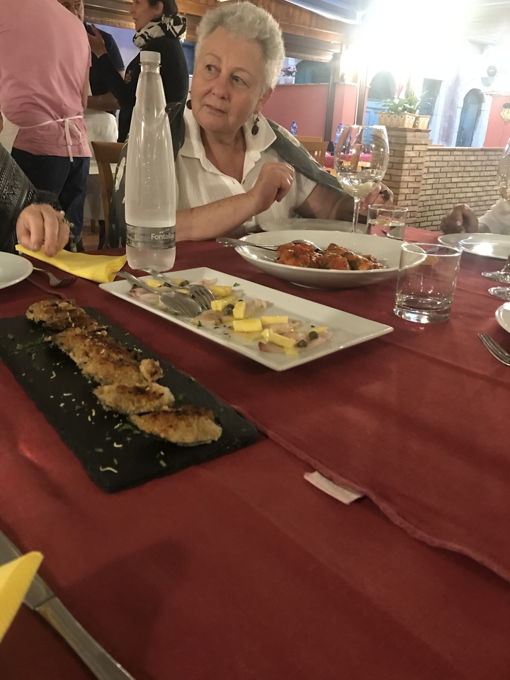 Un assortiment de plats sur une table à manger.