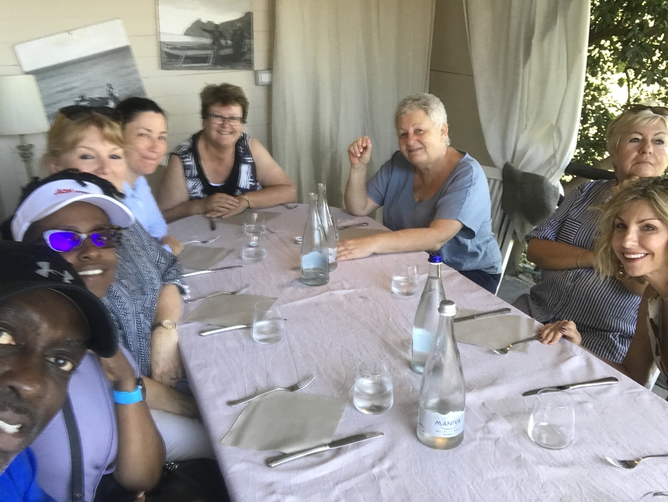 "Groupe de personnes prenant un repas ensemble."