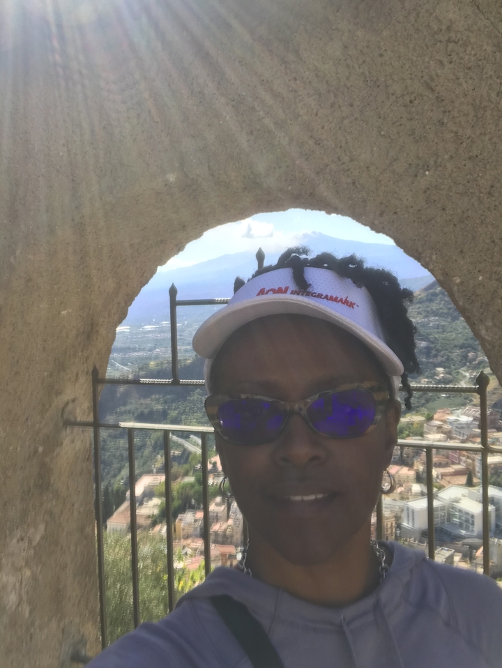 Gros plan d'une personne portant des lunettes de soleil.