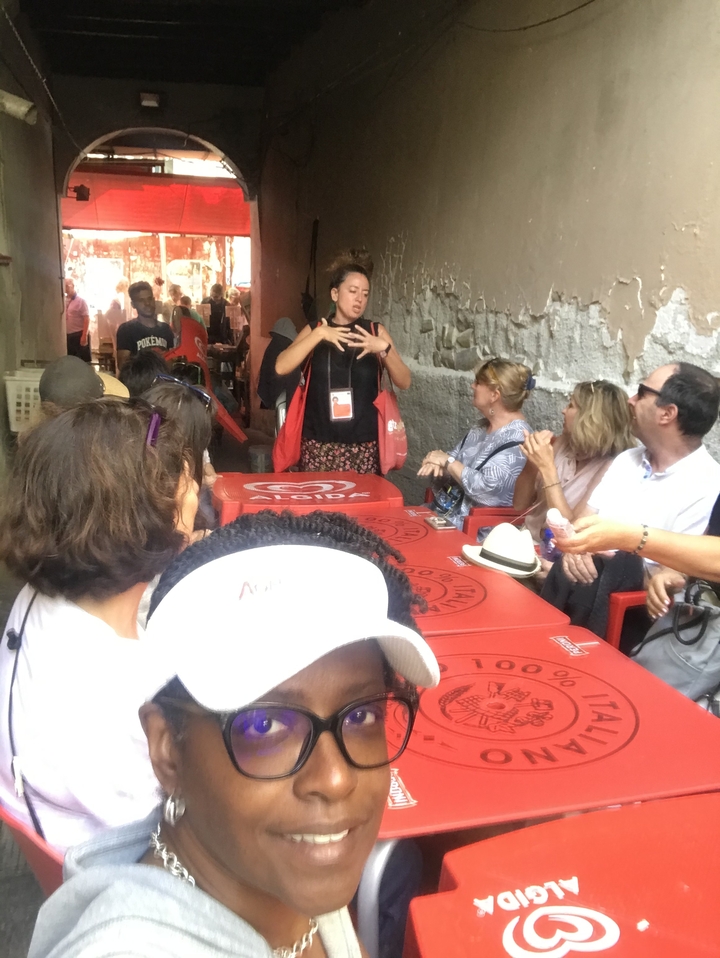 Groupe de touristes écoutant un guide.