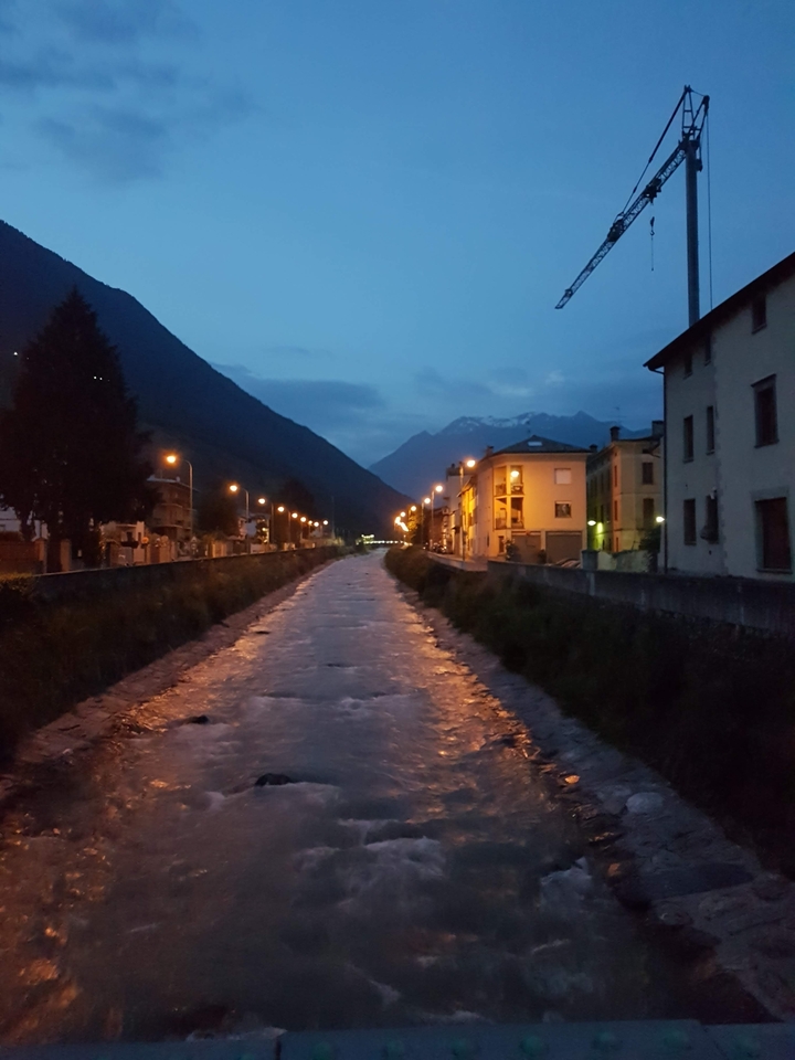 Rivière coulant à travers une ville au crépuscule.