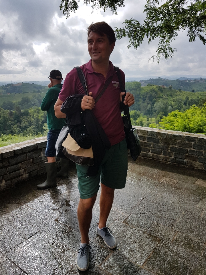 Personne debout dans un cadre extérieur pittoresque.