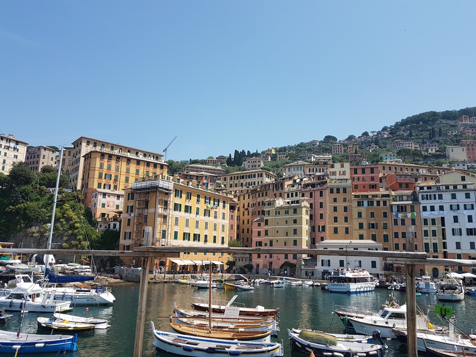 Des bâtiments colorés le long du front de mer avec des bateaux dans le port.