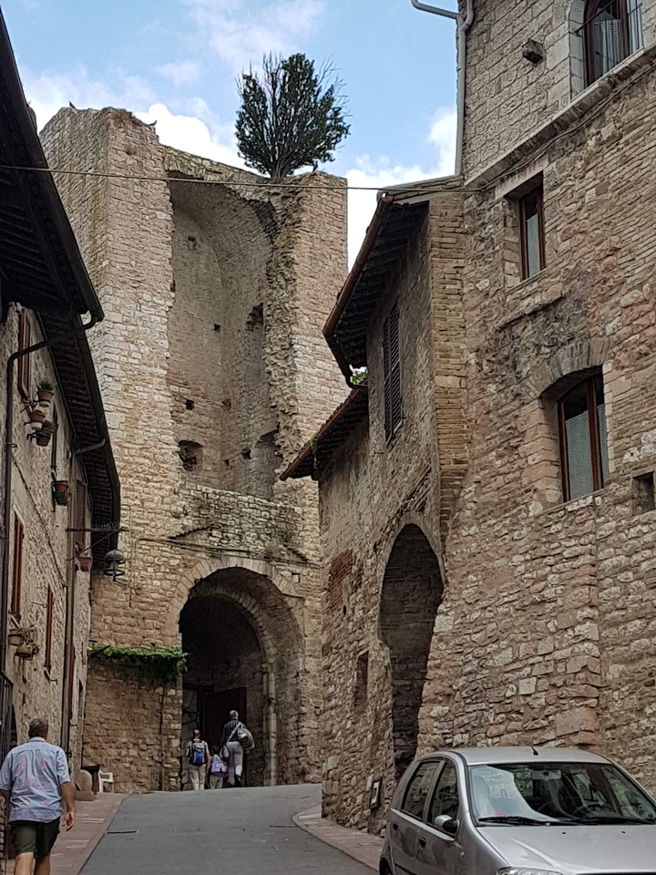 Anciens bâtiments en pierre avec des arcades.