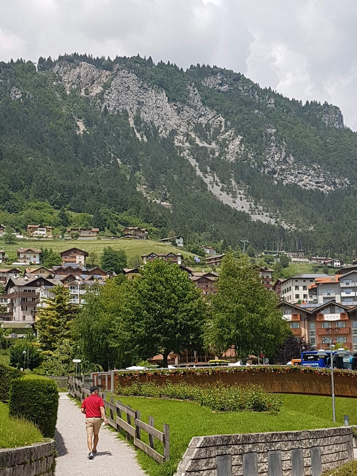 Village de montagne avec des maisons et un paysage verdoyant.