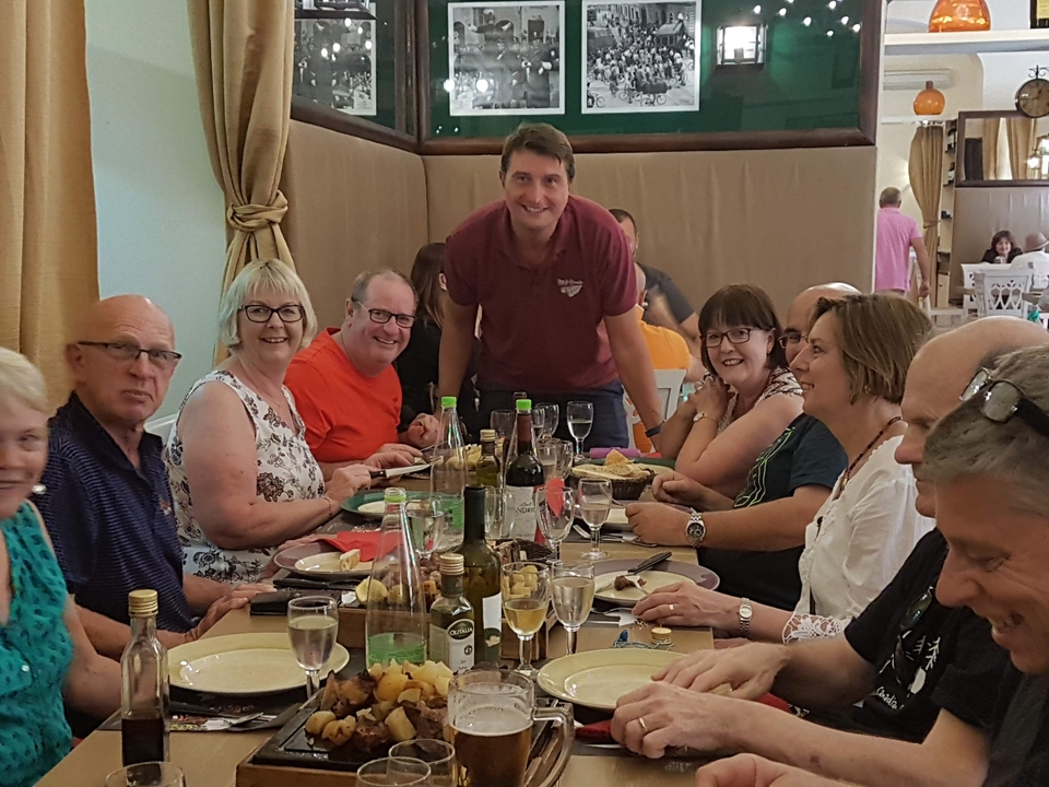 Des personnes assises à une table dans un restaurant.