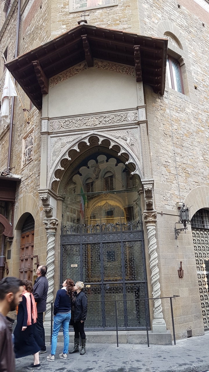 Gros plan d'un bâtiment historique orné avec des sculptures.