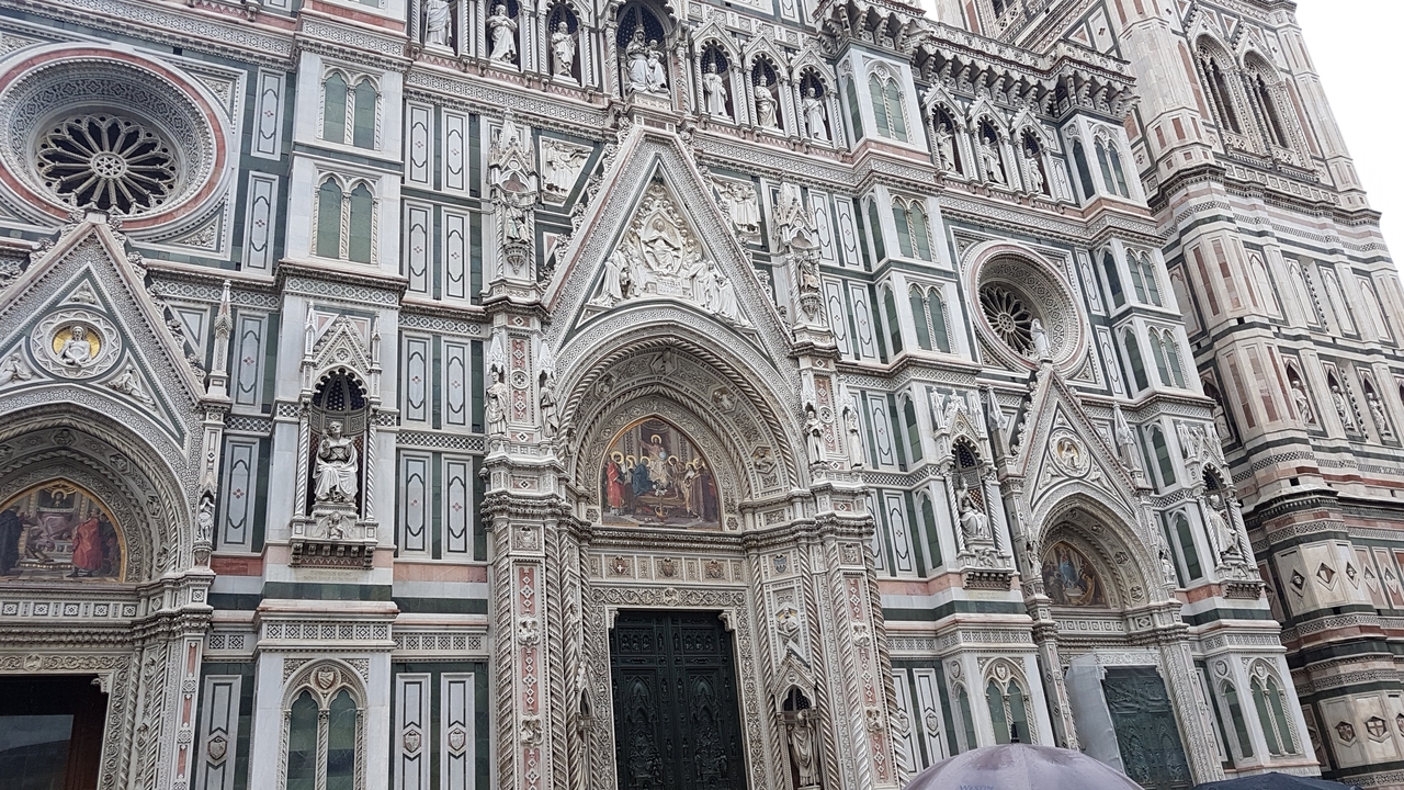 Façade complexe d'une cathédrale historique.