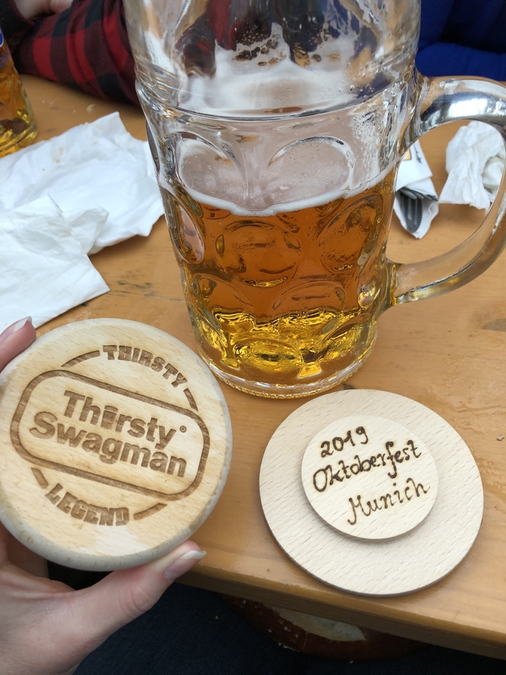 Chope de bière sur une table avec un sous-verre Thirsty Swagman.