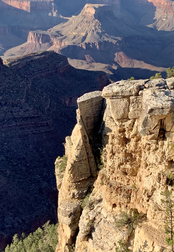 Falaise rocheuse avec des formations géologiques intéressantes.
