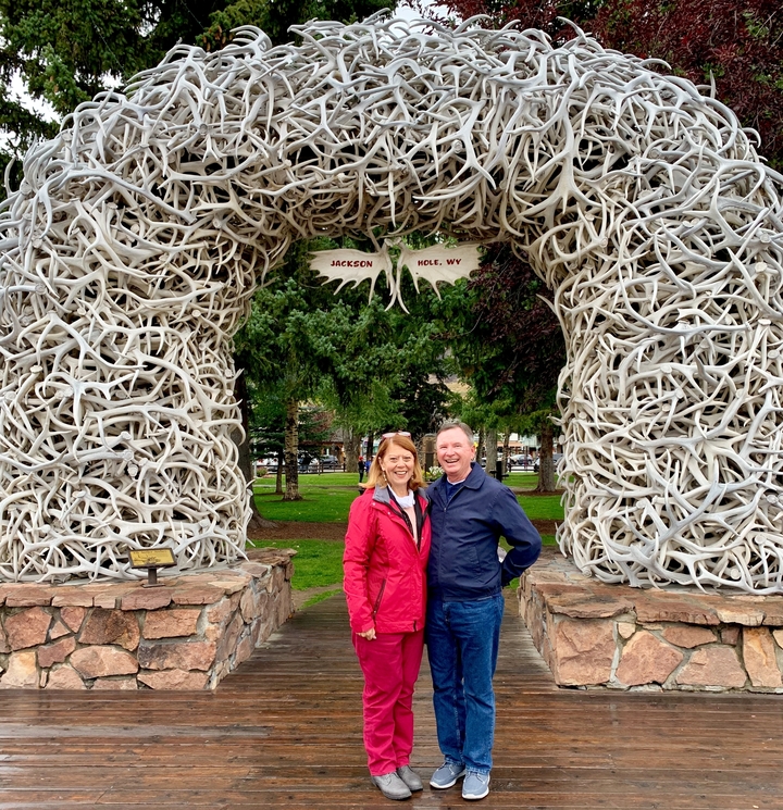 Arche de bois de cerf à Jackson Hole avec deux personnes qui posent.