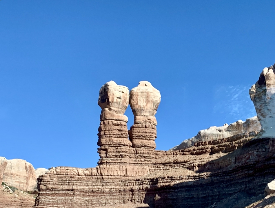 Formations rocheuses éclairées par la lumière du soleil.