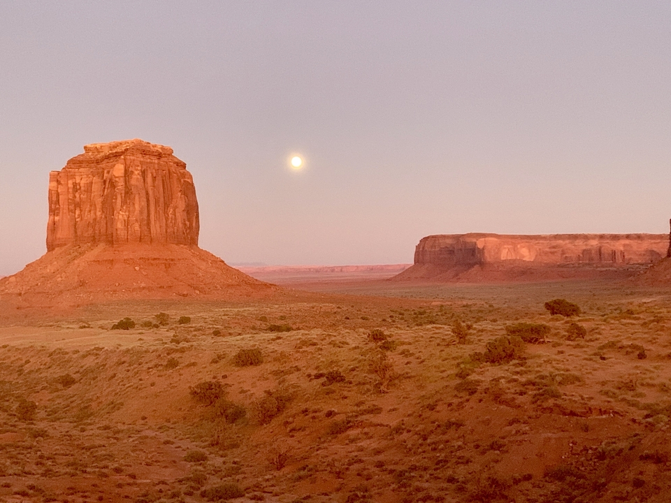 Paysage désertique à Monument Valley sous une pleine lune.