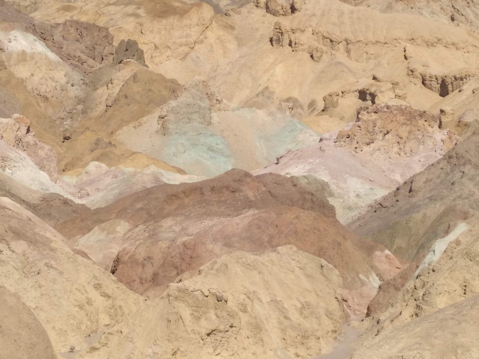 Formations rocheuses colorées dans un paysage désertique.