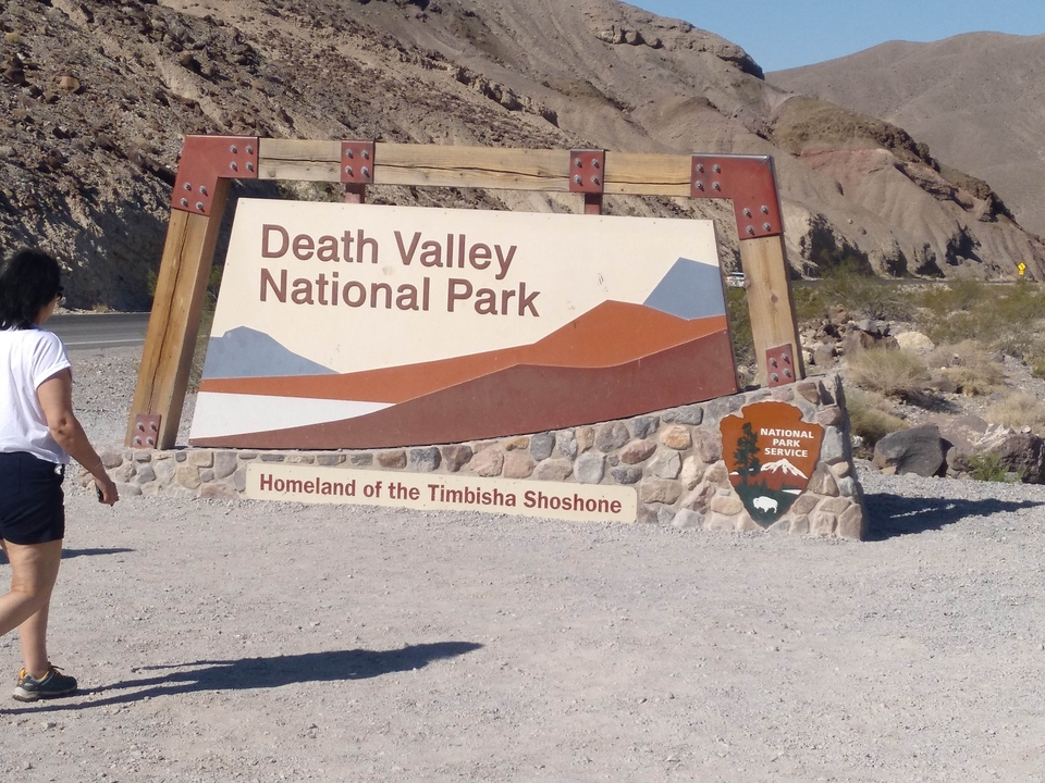 Une grande pancarte pour le parc national de la Vallée de la Mort.