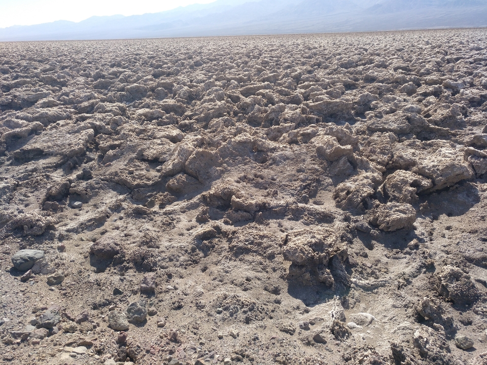 Un gros plan d'un sol rocheux et rugueux dans un paysage désertique.